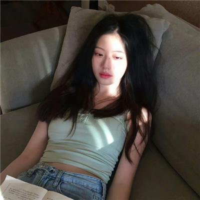 穿条纹衣的男孩